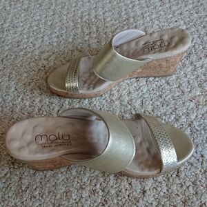 Malu gold tone Renay 2 bands Comfort Wedge Slides size 7